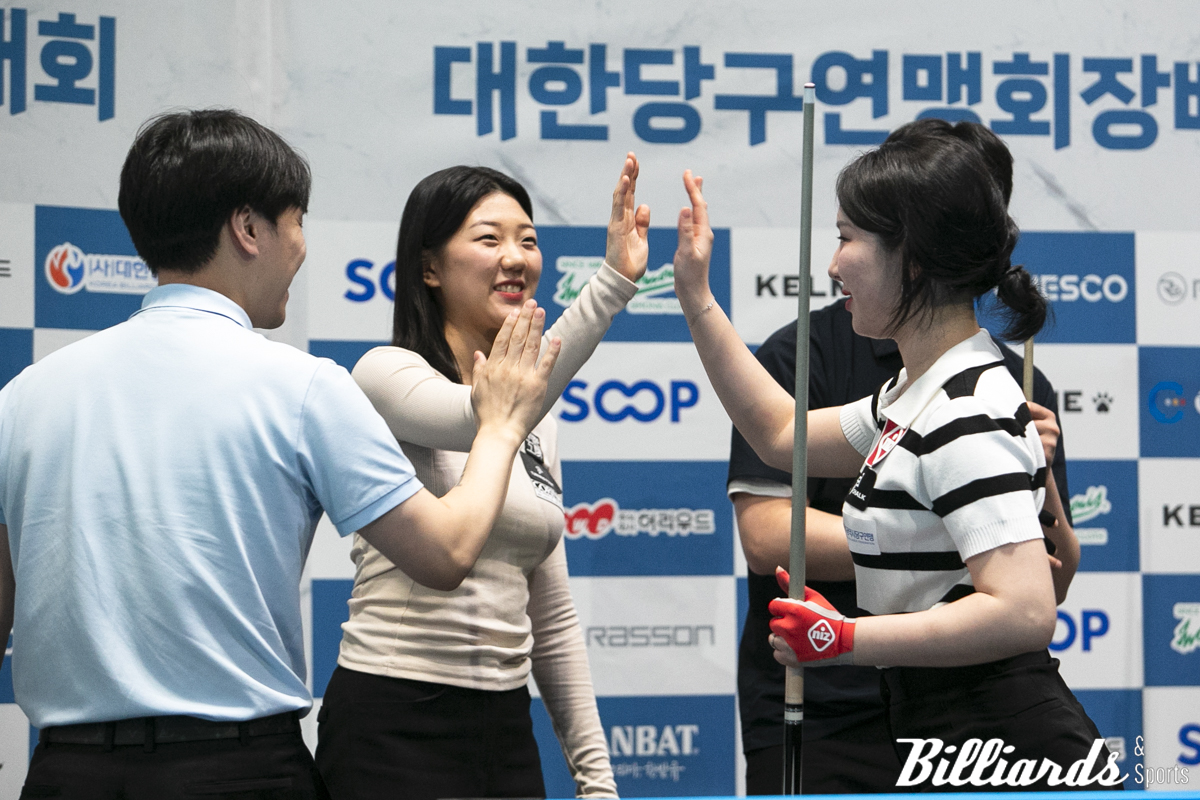 결승전 경기후 진혜주-김수웅이 상대팀 권보미-고태영과 인사를 나누고 있다. 