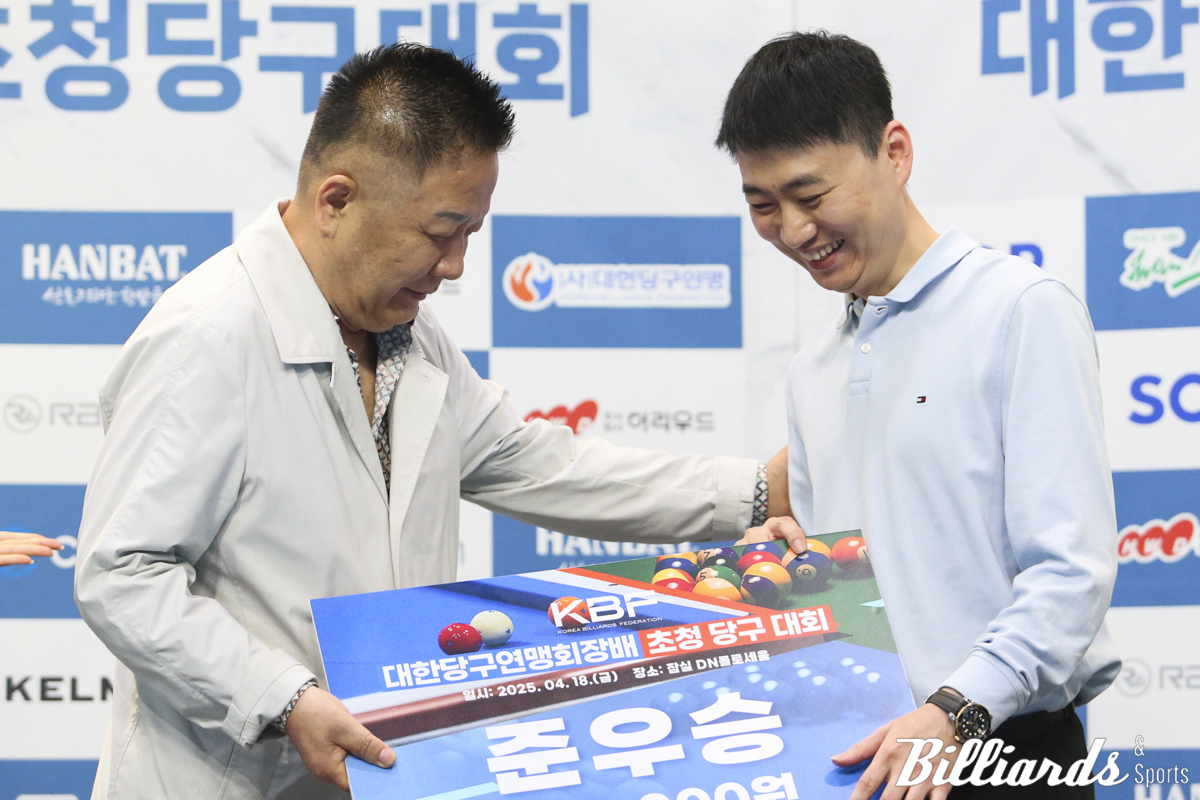 시상자 충남당구연맹 김영택 회장과 스누커 부문 준우승을 차지한 허세양 