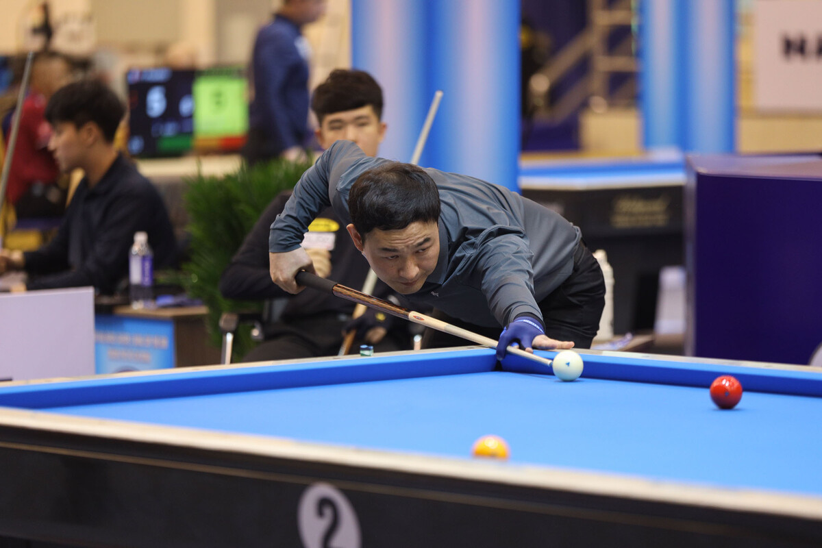 한국의 최완영(광주)이 '2025 호찌민 3쿠션 당구월드컵' 예선 3라운드(PQ)에 진출했다. 사진은 20일 오후 1시에 시작한 예선 2라운드(PPQ)에서 '10대 유망주' 김도현(17)과 대결하는 최완영.  사진=SOOP 제공