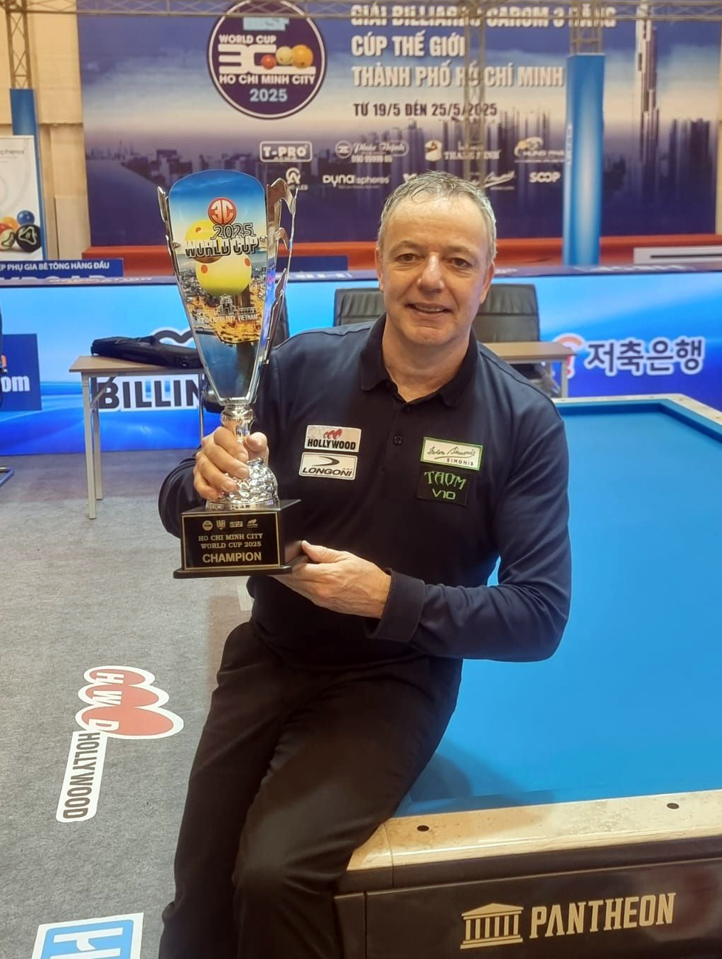'3쿠션 세계랭킹 1위' 딕 야스퍼스(네덜란드)가 25일 베트남에서 열린 '호찌민 3쿠션 당구월드컵' 결승전에서 허정한(경남)을 꺾고 통산 32번째 우승을 차지했다.  사진=SOOP, 야스퍼스 제공 