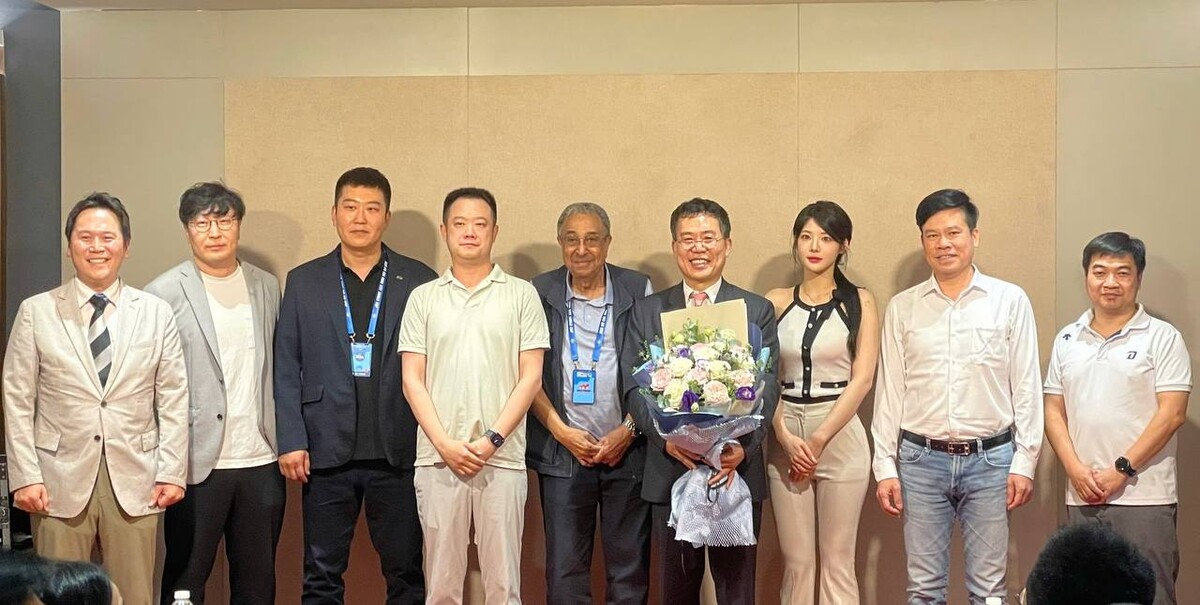 아시아캐롬당구연맹 회장 취임식에 참석한 내빈들과 기념사진을 찍고 있는 서수길 회장.