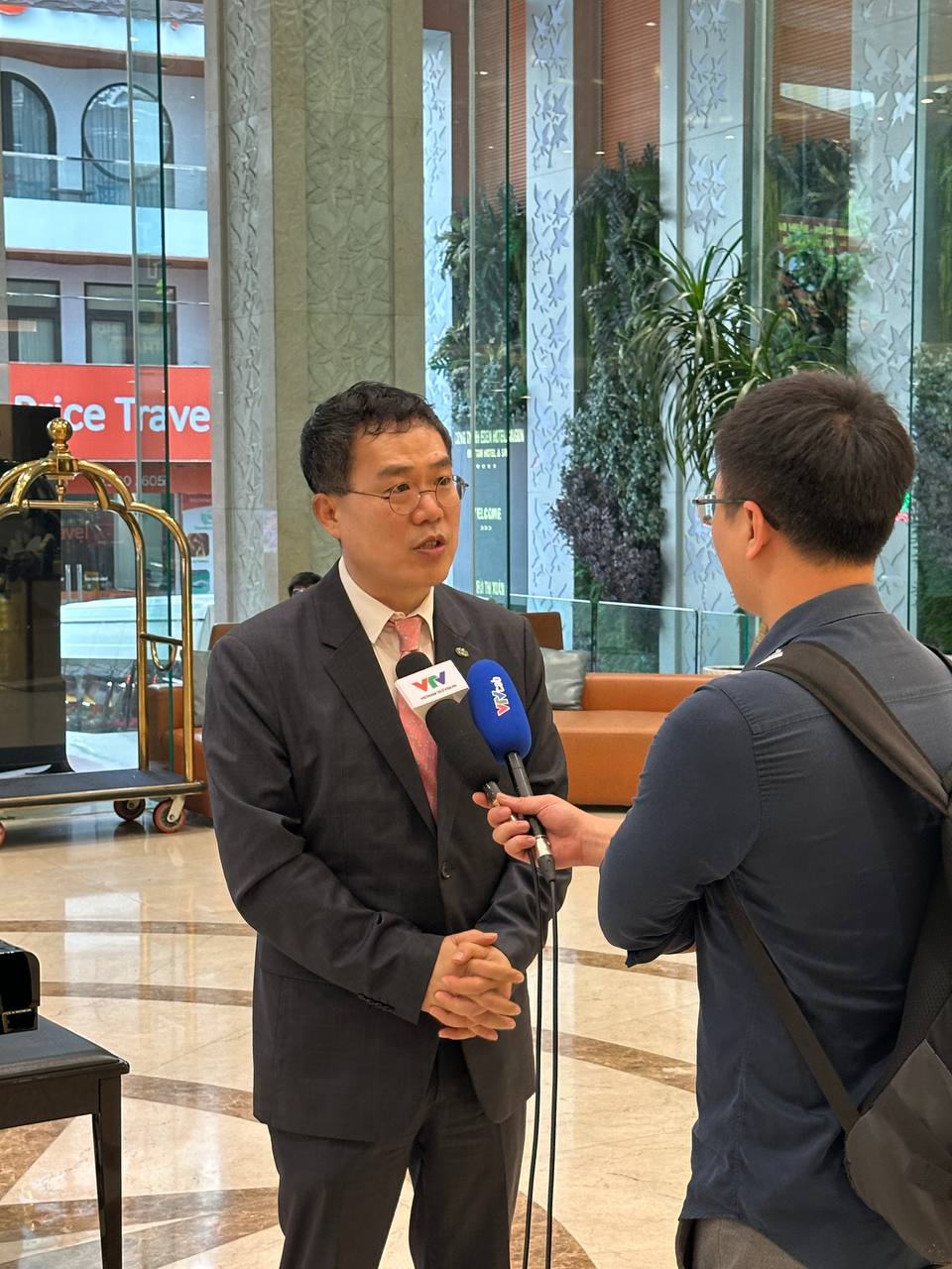 서수길 회장이 현지 방송과 인터뷰 중이다.