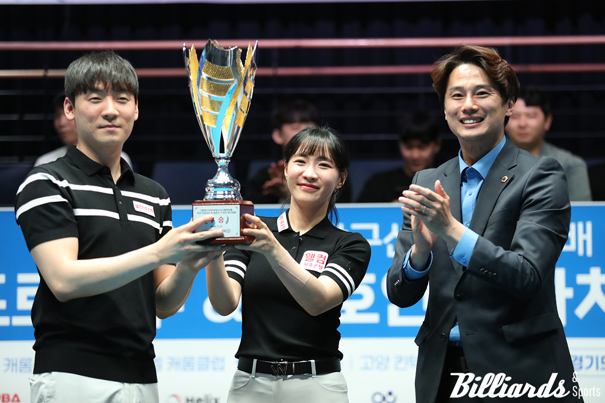 우승 트로피를 든 남윤형-최혜미, 오른쪽은 시상자 황대호 경기도의회문화체육관광위원회 위원장