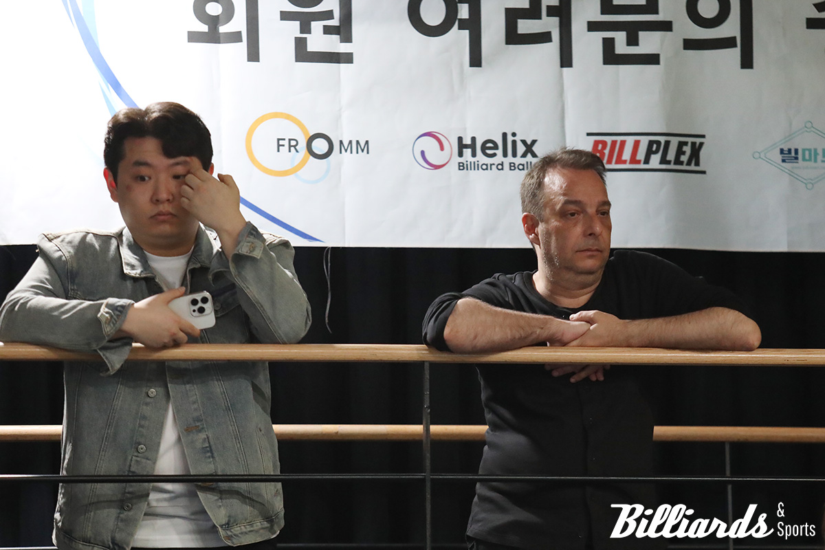 진지하게 팀 동료 최혜미의 경기를 지켜보고 있는 다니엘 산체스