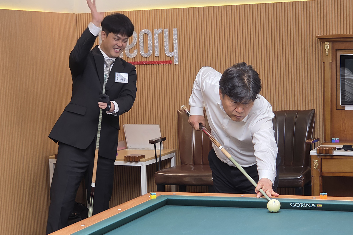 정책 협약식 후 당구를 즐기는 양문석 의원과 허해용 부회장