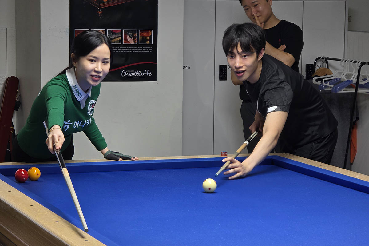 한양대학교 스포츠산업과학부 재학생 30여 명이 프로당구 PBA 김영진 전무와 김진아 선수를 만나 프로당구를 직접 체험하는 시간을 가졌다. 사진=PBA 제공