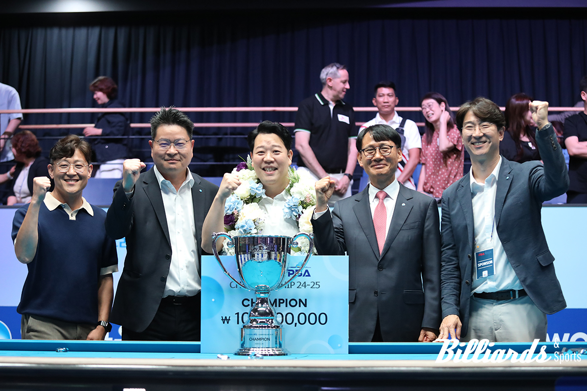 2024-25시즌 개막전 '우리금융캐피탈 PBA 챔피언십' 우승자 강동궁과 우리금융캐피탈 관계자들.