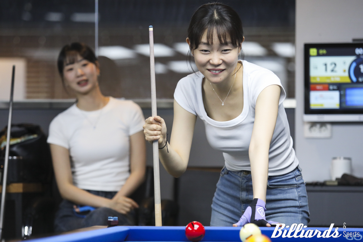 전어람과 한 팀을 이룬 김보라가 NOLJA(놀자) 심판들과 대결하고 있다. 사진=광명/이용휘 기자