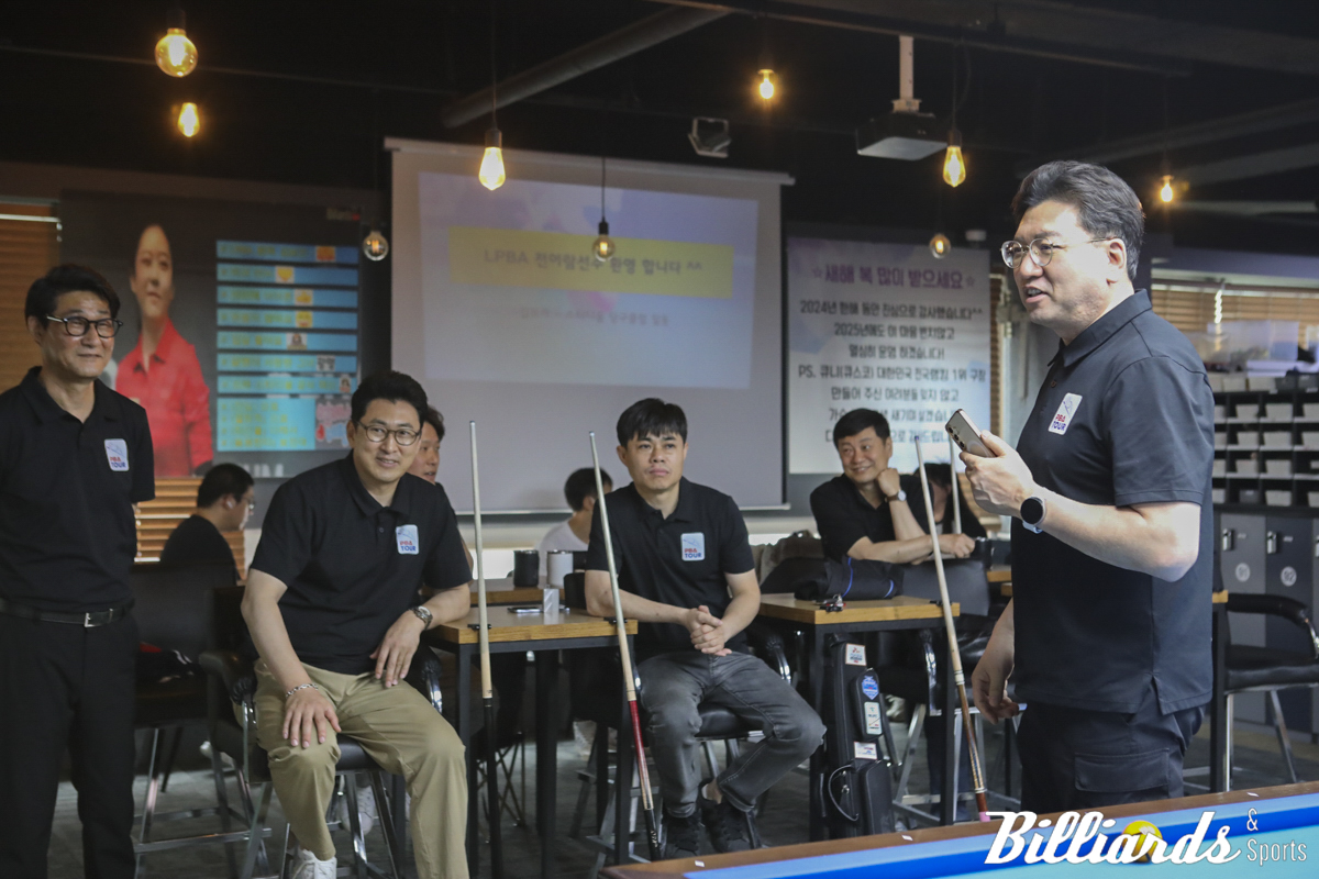 대결에 앞서 경기 규칙에 대해 설명하고 있는 성혁기 심판.