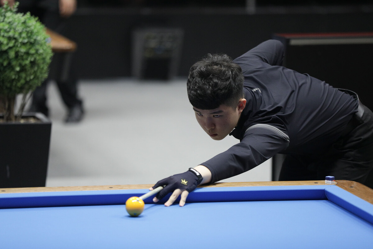 17살의 아시아3쿠션챔피언 김도현(상동고부설방통고)이 11일 튀르키예 앙카라에서 열린 3쿠션 당구월드컵 예선 2라운드를 2승으로 가볍게 통과하고 최종예선 진출에 도전한다.  사진=SOOP 제공