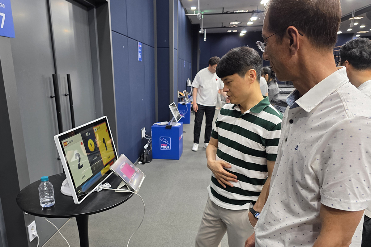 이번 시즌 도입되는 새로운 스코어보드 시스템을 살펴보고 있는 심판들