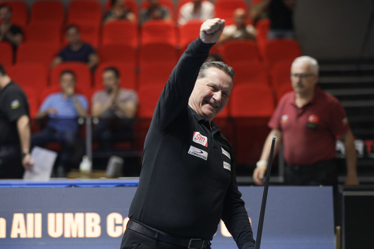 챔피언십 포인트를 득점한 뒤 우승 세리머니를 하는 멕스.