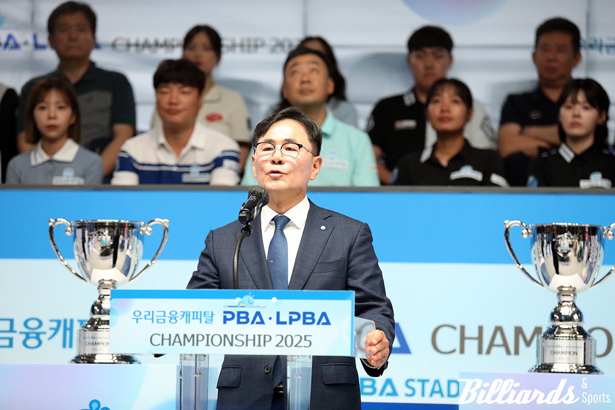 환영사를 전하고 있는 우리금융캐피탈의 기동호 대표와 그 뒤로 보이는 우리금융캐피탈 우리원위비스 선수들. 