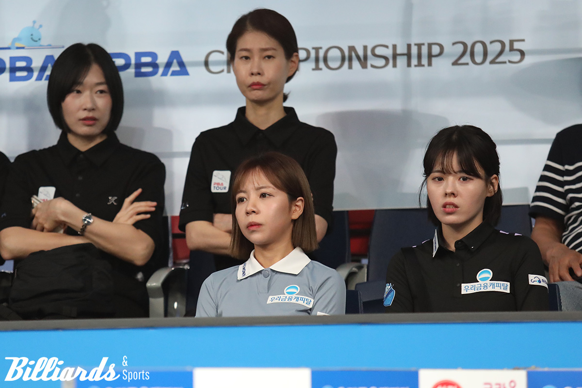 주장 엄상필과 강민구의 경기를 지켜보고 있는 우리금융캐피탈의 김민영과 서한솔