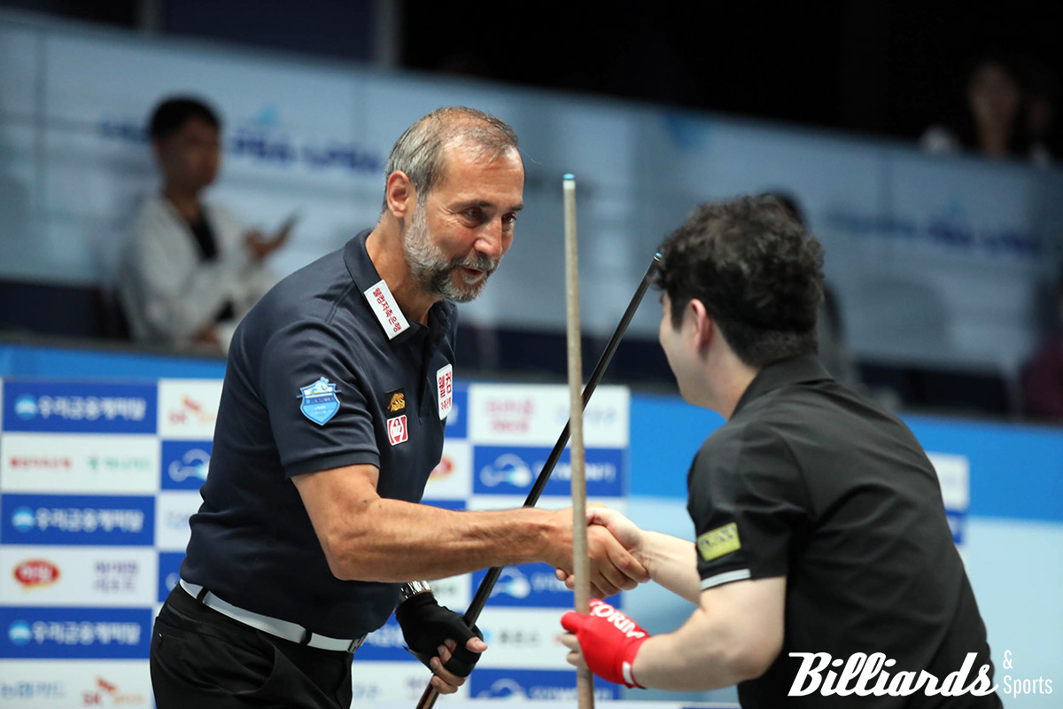 경기 후 이길수와 악수를 나누며 축하하는 세미 사이그너.