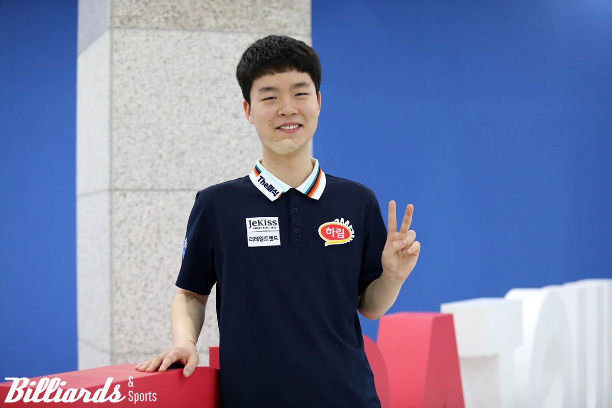 대회 첫날 '고양 킨텍스 PBA 스타디움'을 방문한 김영원이 쑥스러운 듯 포즈를 취하고 있다. 이날도 얼굴에 반창고를 붙인 김영원. 