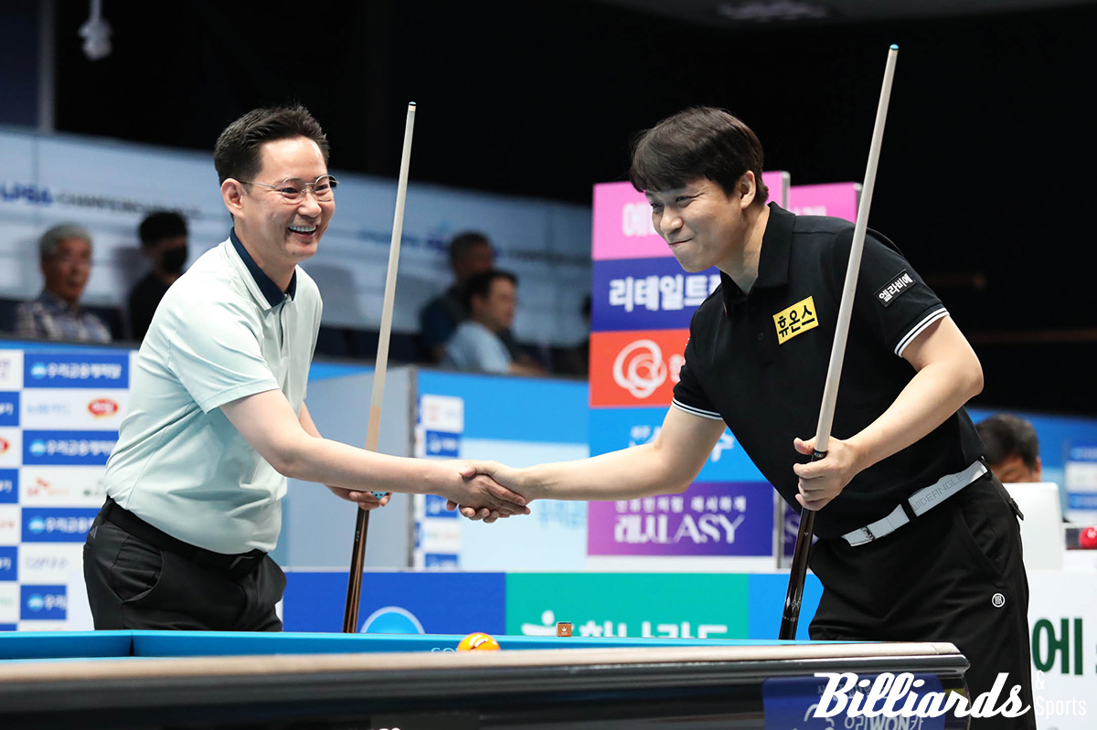 최성원은 정성윤을 3-1로 꺾고 64강에 무사히 안착했다. 경기 전 악수를 나누며 인사하는 정성윤과 최성원.