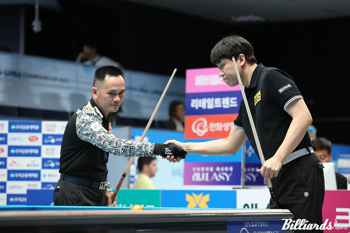 경기 시작 전 악수를 나누는 최성원(오른쪽)과 쩐득민(왼쪽).