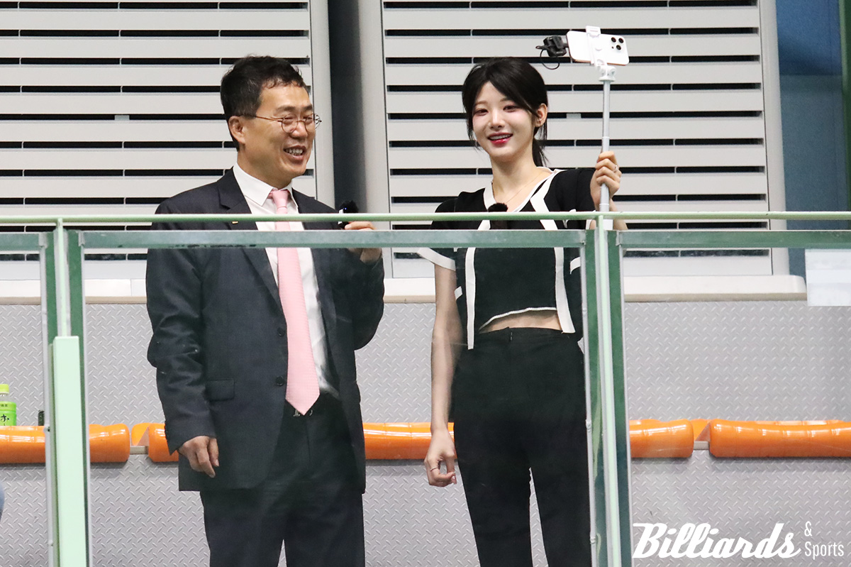 라이브 방송 중인 박틸다에게 당구대회를 소개하고 있는 대한당구연맹의 서수길 회장.