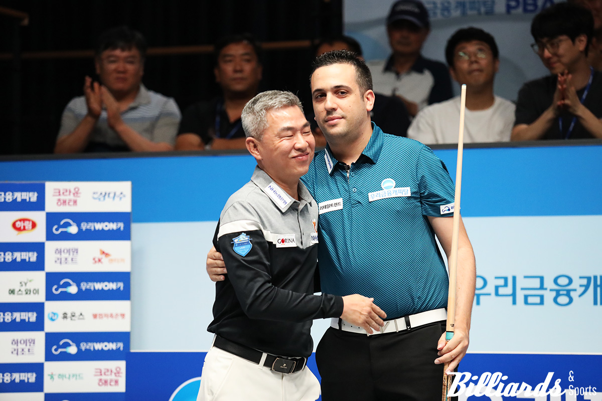 경기가 끝난 후 포옹하는 마민껌과 다비드 사파타.