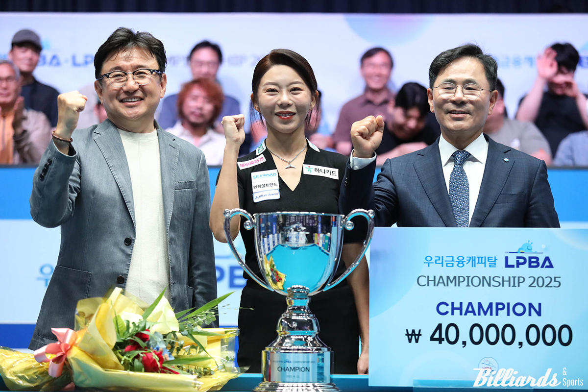 우승 김가영(가운데)과 PBA 장상진 부총재(왼쪽), 우리금융캐피탈 기동호 대표이사(오른쪽).