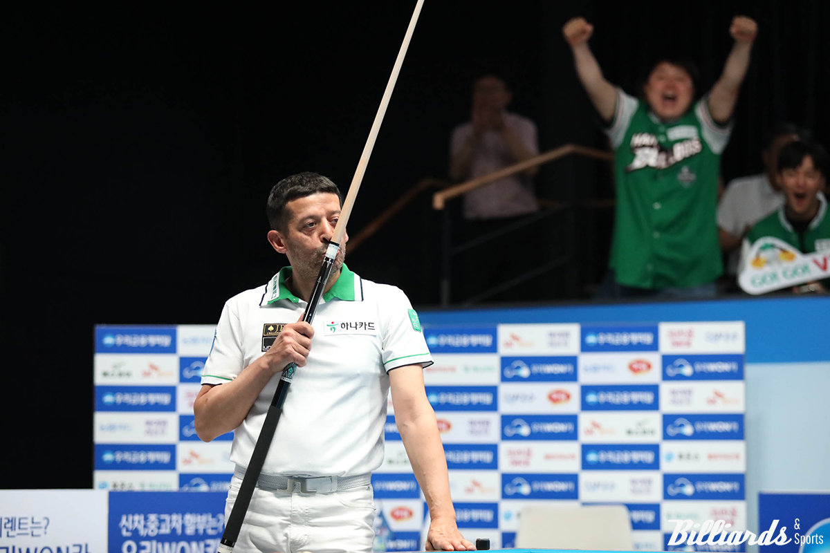 우승이 확정되는 순간 큐에 입맞춤 세리머니를 하는 초클루. 관중석에서 하나카드 주장 김병호와 선수들이 환호하고 있다.