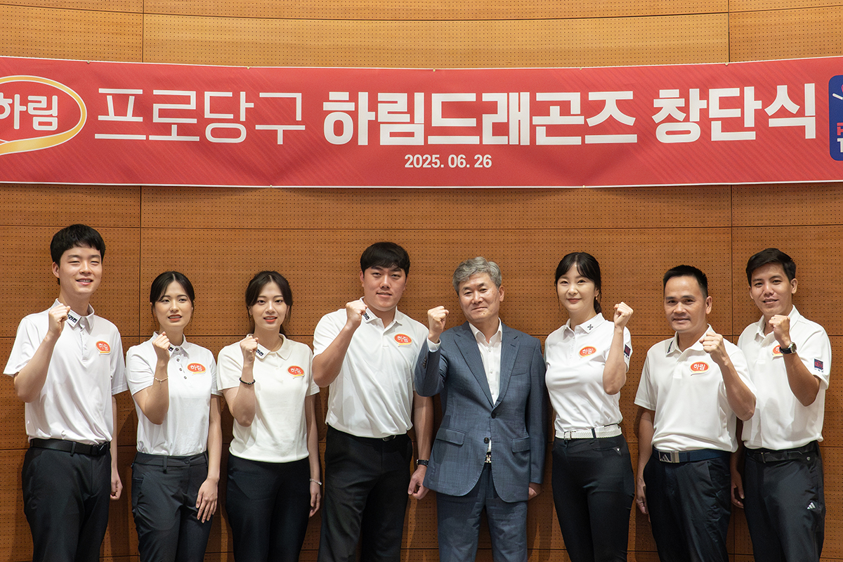 프로당구단 ‘하림드래곤즈’가 26일 서울 강남구 하림타워 16층 회의실에서 창단식을 개최한 가운데 팀 선수들과 구단주가 기념촬영을 하고 있다. 왼쪽부터 김영원, 박정현, 정보윤, 김준태, 천세기 구단주, 김상아, 쩐득민, 응우옌프엉린. 사진=PBA 제공