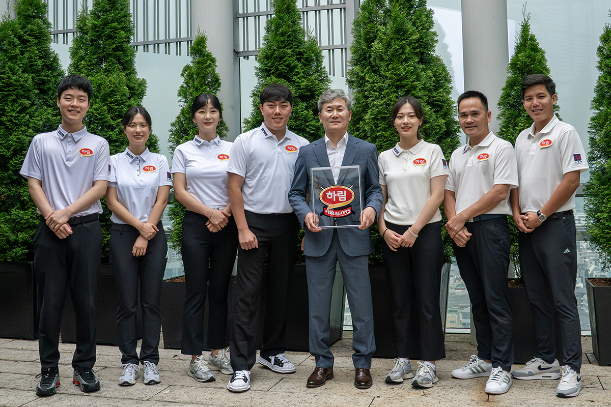 프로당구단 ‘하림드래곤즈’가 26일 서울 강남구 하림타워 16층 회의실에서 창단식을 개최한 가운데 팀 선수들과 구단주가 엠블럼을 들고 기념촬영을 하고 있다. 왼쪽부터 김영원, 박정현, 김상아, 김준태, 천세기 구단주, 정보윤, 쩐득민, 응우옌프엉린.