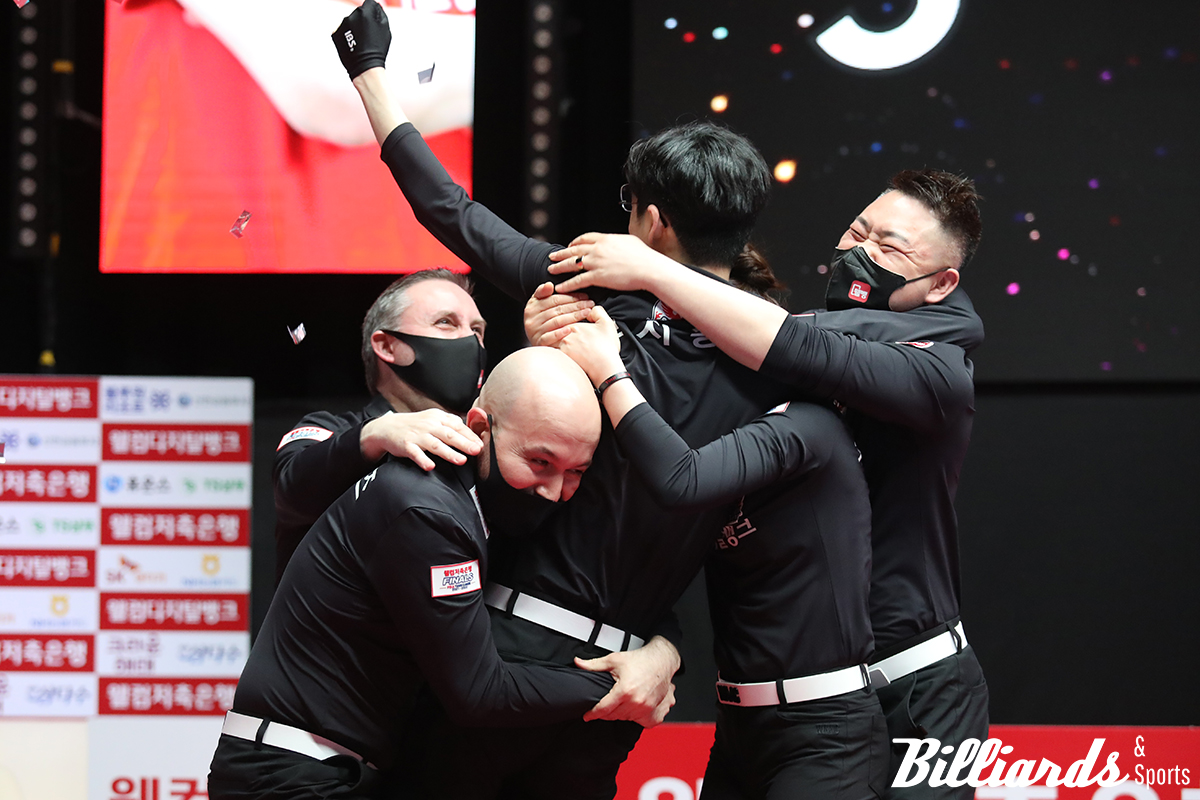 2021-22시즌 포스트시즌에서 우승을 확정한 웰컴저축은행 선수들이 기뻐하며 포옹을 하고 있다.