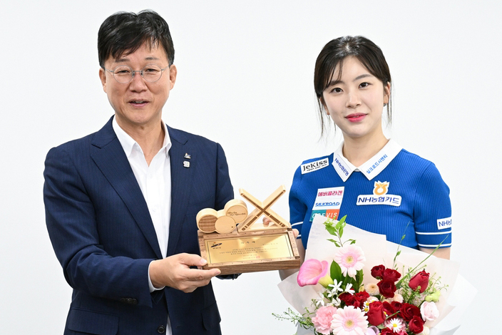 안산시 이민근 시장과 안산시 홍보대사로 위촉된 정수빈. 사진=안산시 제공