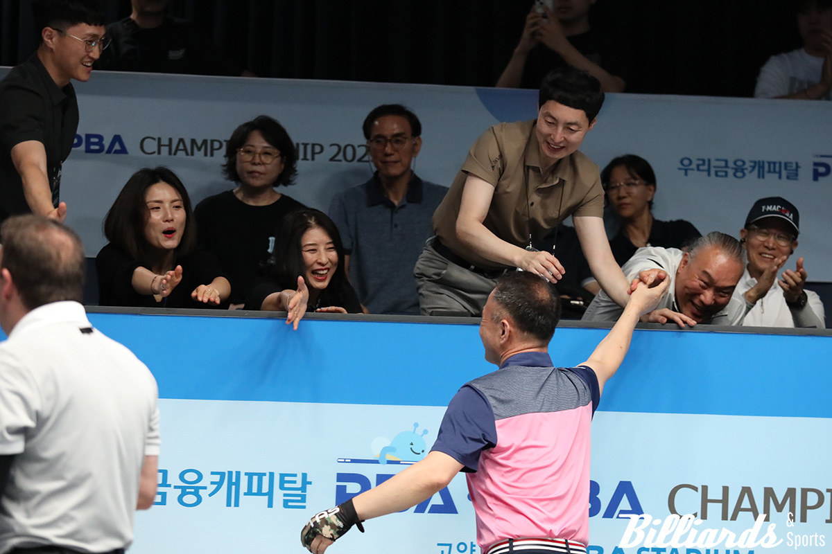 경기가 끝난 후 이승진을 격려하는 지인들.