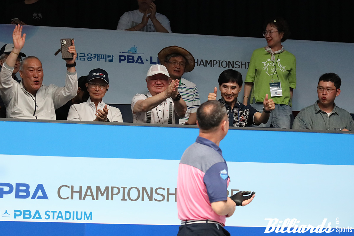 비록 패배했지만, 끝까지 포기하지 않고 좋은 경기를 보여준 이승진에게 환호를 보내는 관중들.