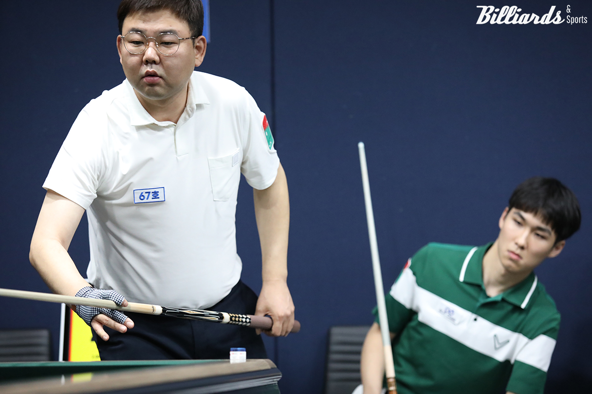 이충복과 64강에서 대결하는 고상운(왼쪽). 같은 시각 128강전에서 고상운은 장현준(오른쪽)에게 3-0으로 승리했다.