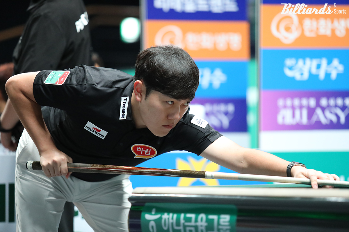 아마추어 세계랭킹 1위를 지낸 김준태(하림)가 1일 열린 하나카드 PBA 챔피언십 128강전에서 개막전 4강에 올랐던 베테랑 이승진을 승부치기에서 꺾고 프로당구 데뷔 후 첫 승리를 거뒀다.  사진=고양/이용휘 기자
