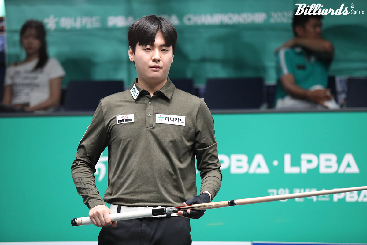 신정주는 4세트 마무리 2점을 남겨두고서 3세트에 쩐득민이 실패한 비슷한 배치를 똑같이 아슬아슬하게 놓쳐 반격을 허용했다.