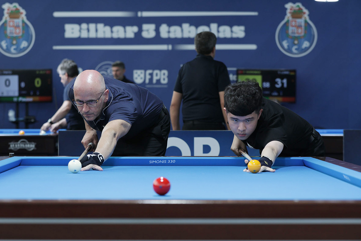 헤르베르트 시바츠와 김도현의 뱅킹 장면.