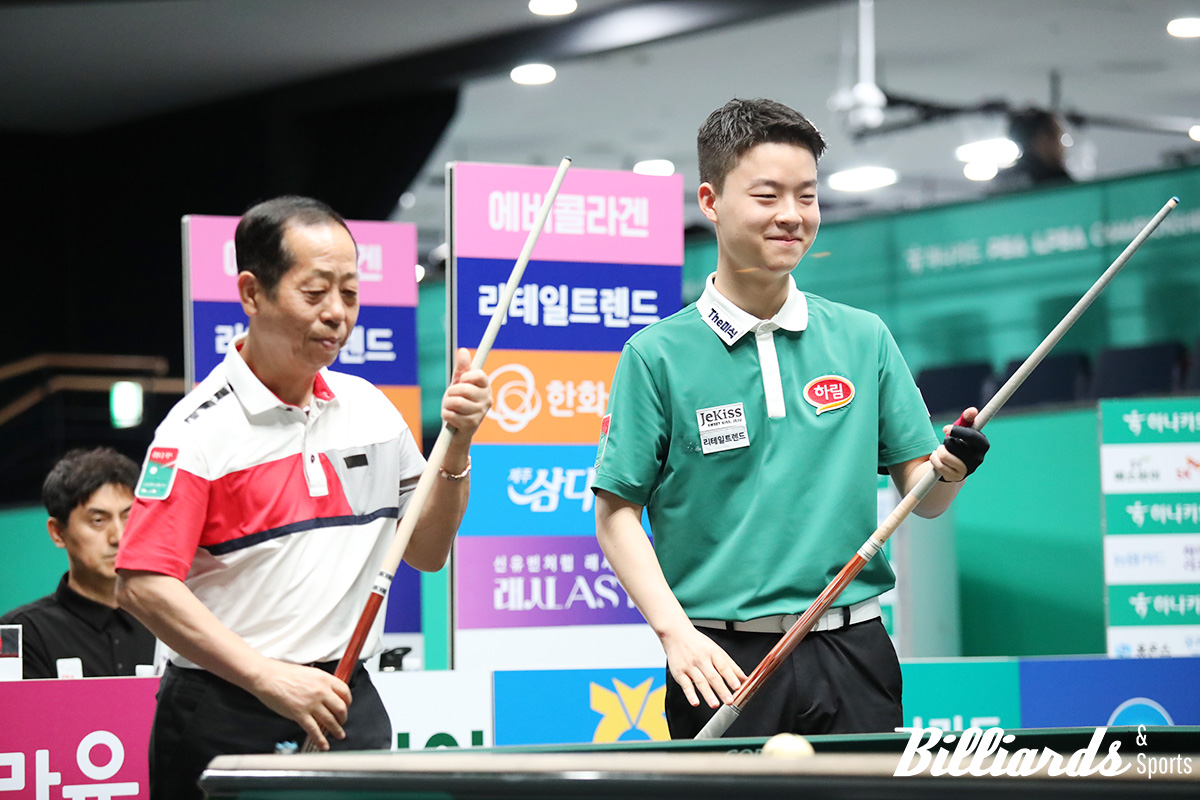 아시안게임 동메달리스트 김정규와 PBA 슈퍼 루키 김영원이 뱅킹을 앞두고 당구대 앞에 서 있다.
