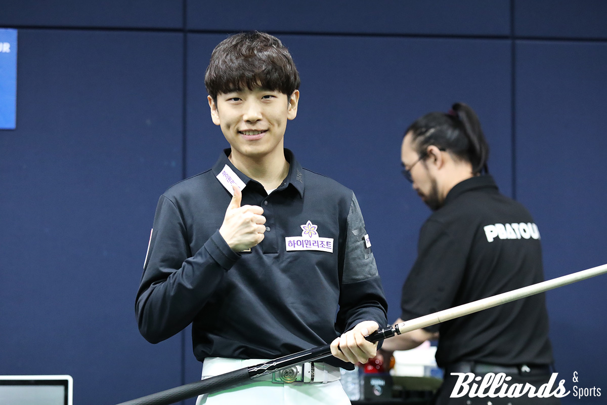 로빈슨 모랄레스를 꺾고 16강 진출에 성공한 임성균이 엄지를 들어보이며 기뻐하고 있다.