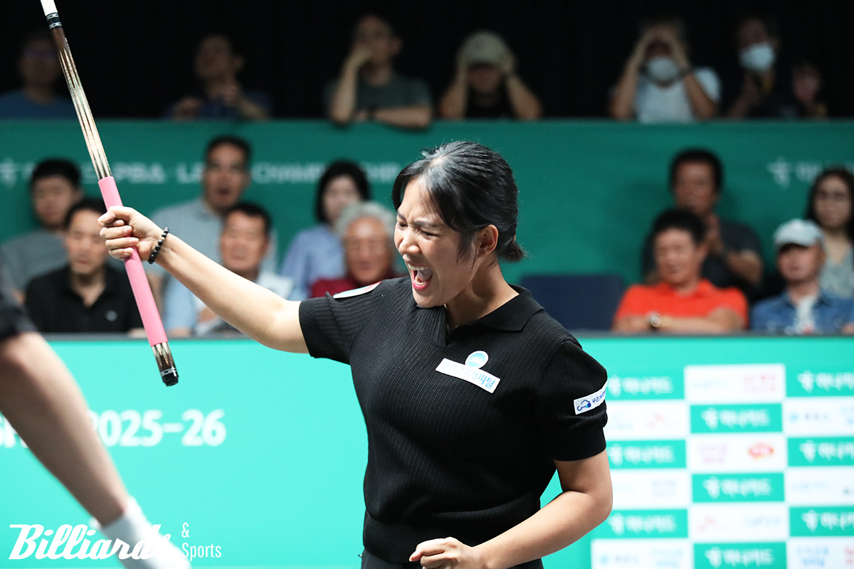 승리를 확신한 스롱 피아비가 포효하고 있다. 