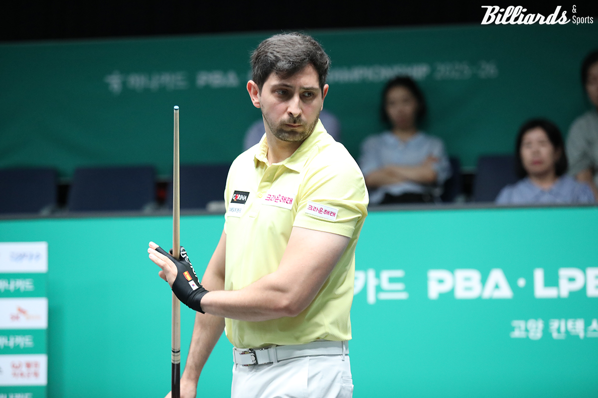 마르티네스는 하이런 12점타 등 세트마다 하비에르 팔라손(휴온스)을 압도하는 공격력으로 3-0의 완승을 거두고 8강에 진출했다.