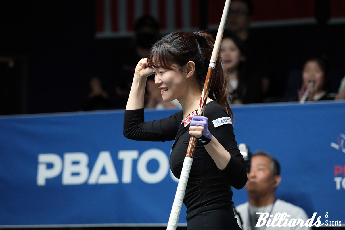 첫 결승 진출을 확정한 김보라가 기뻐하고 있다.