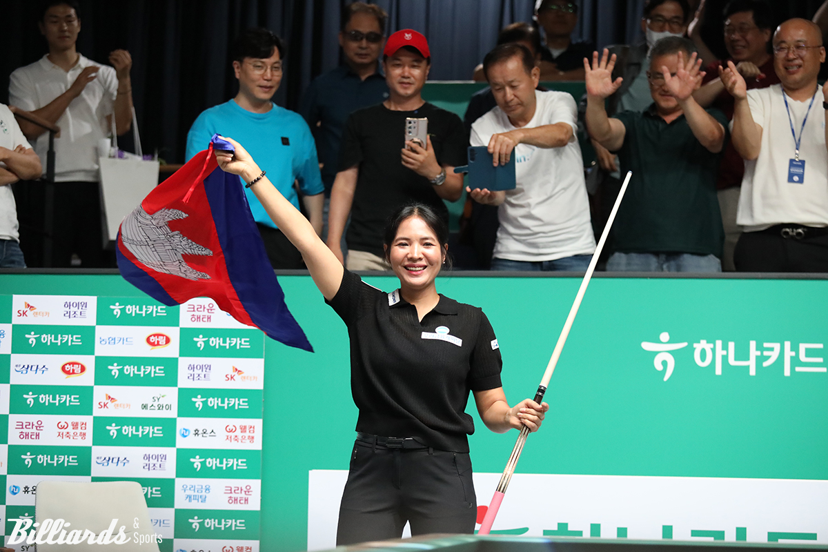 스롱이 우승 후 캄보디아 국기를 흔들고 있다.