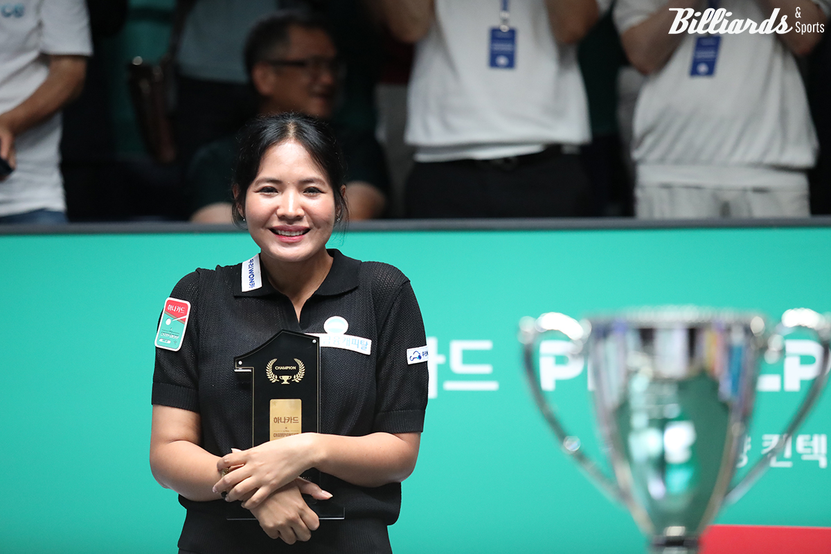 하나카드의 순금 카드로 제작된 스페셜 트로피를 받은 스롱.