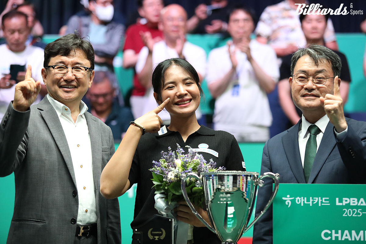 왼쪽부터 PBA 장상진 부총재, 우승 스롱, 하나카드 성영수 대표이사.