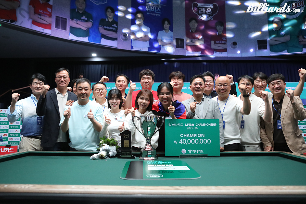 스롱의 우승을 축하하는 소속 팀 우리금융캐피탈 선수 및 관계자들.