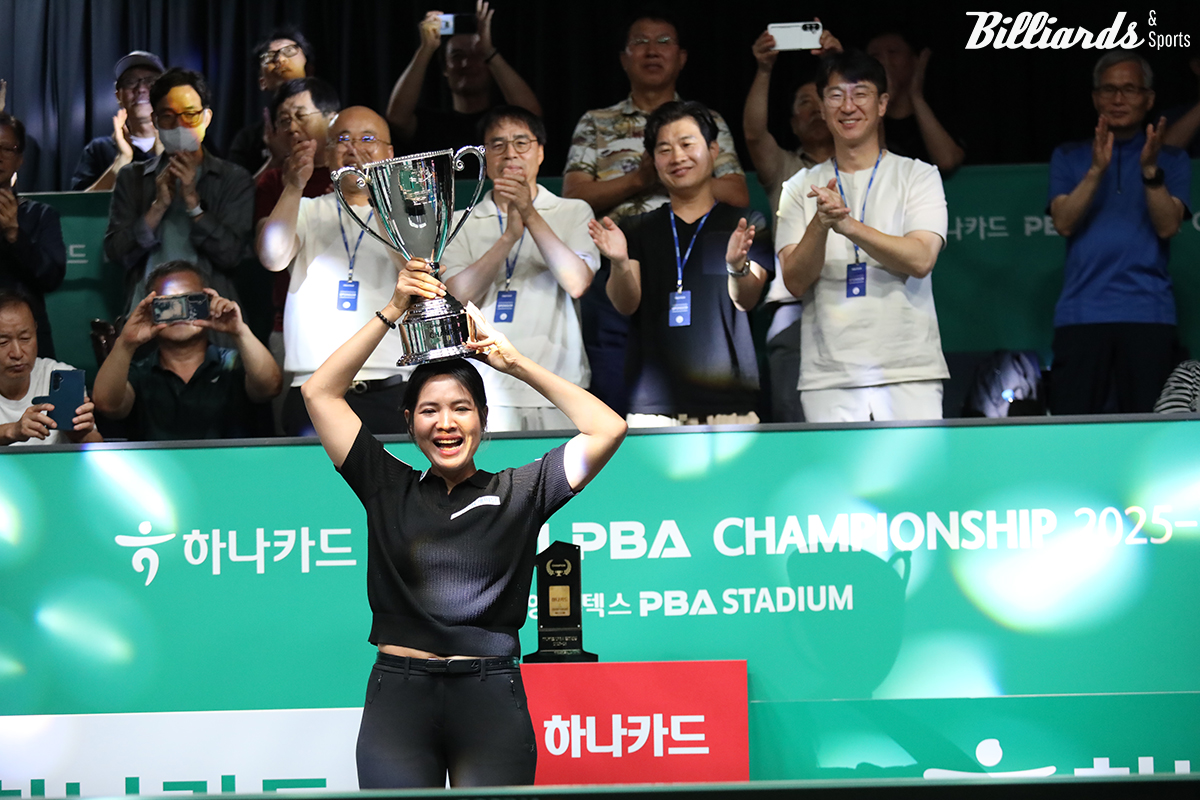 511일 만에 차지한 8번째 우승트로피를 들고 기뻐하는 스롱.