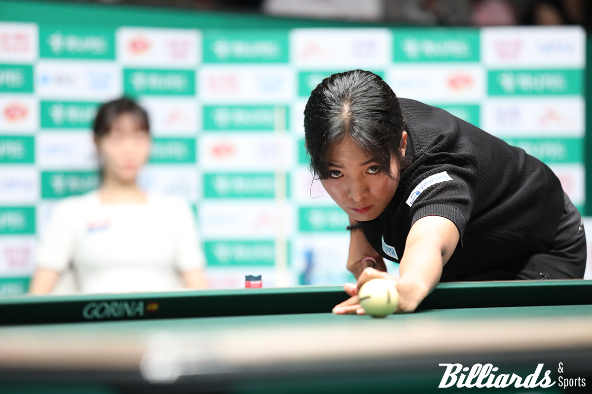 김보라와 결승전 경기 중인 스롱 피아비.