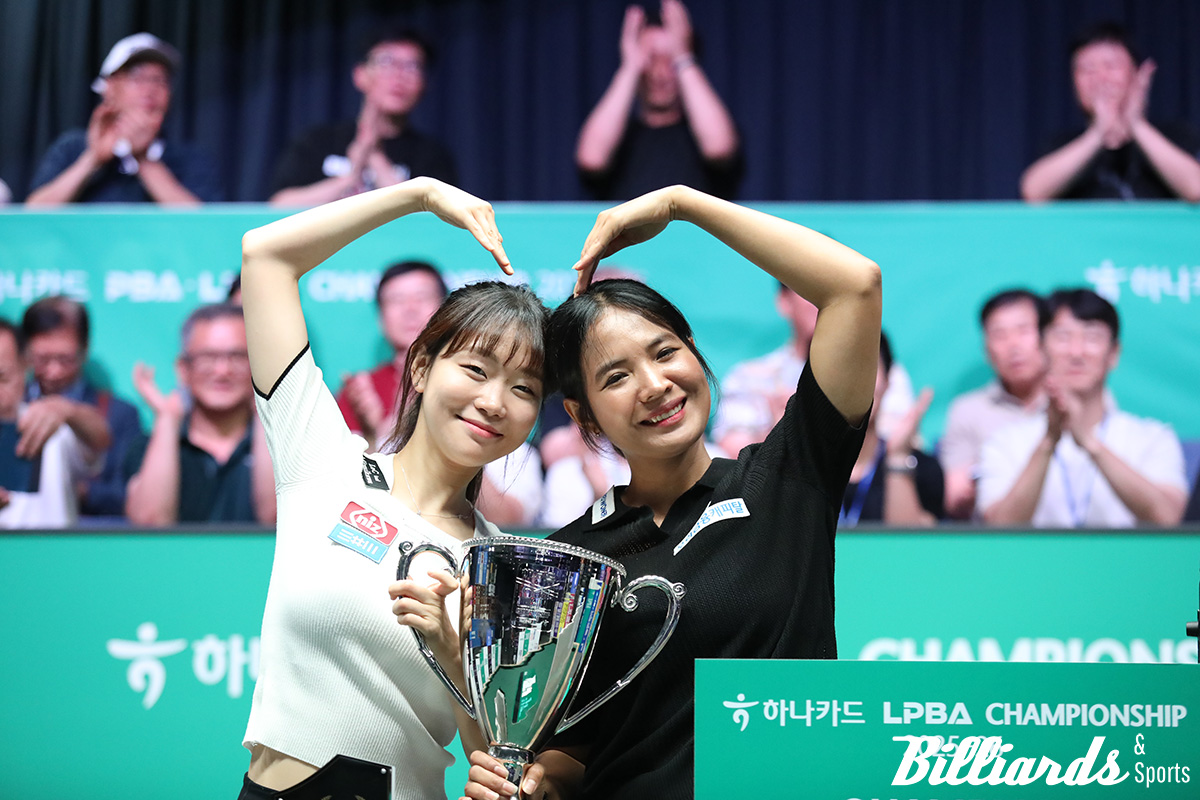 시상식에 나란히 선 준우승자 김보라와 우승자 스롱.