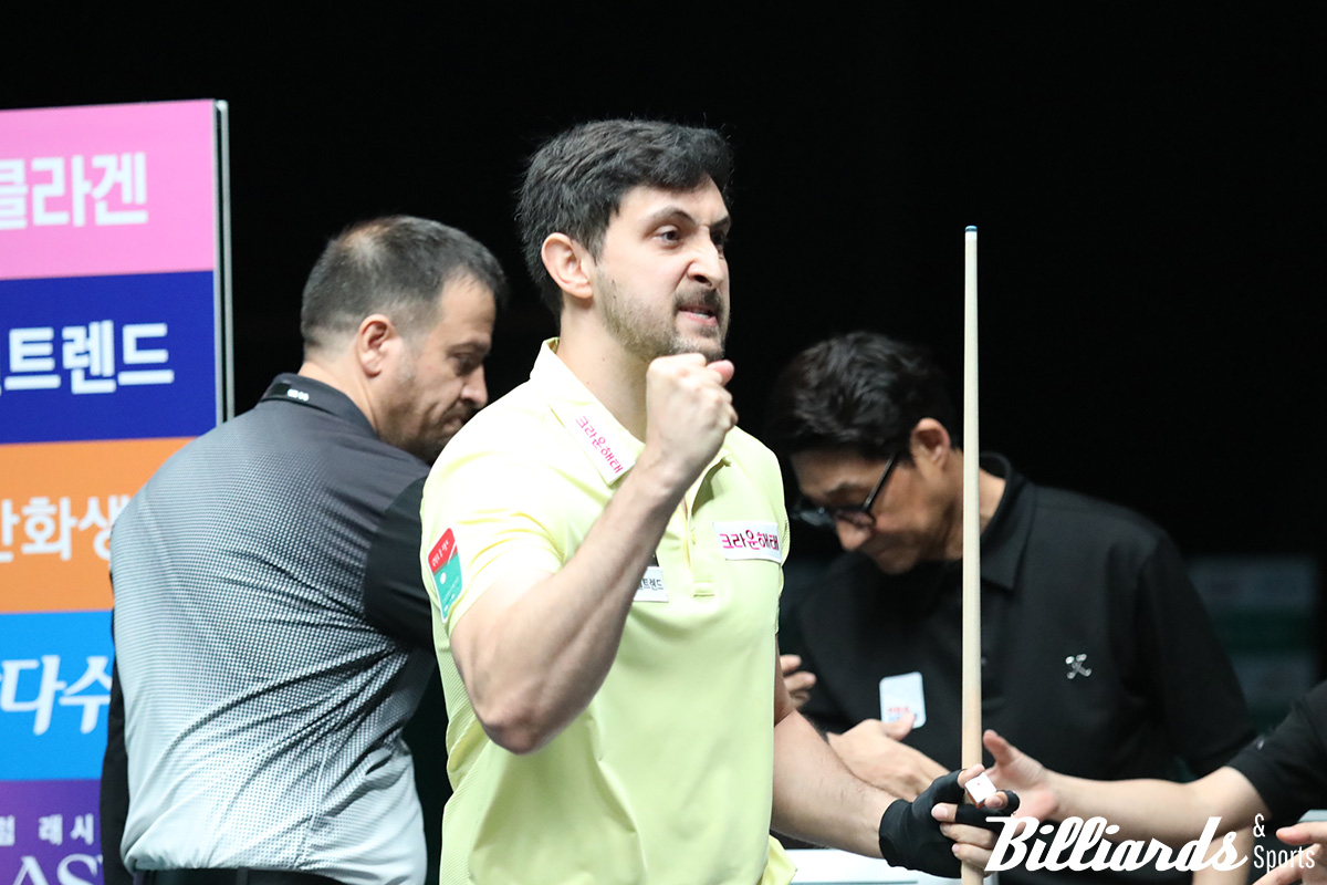 자칫 역전패의 위기에서 회심의 투 뱅크샷을 성공시키고 4-2로 승리한 마르티네스가 주먹을 불끈 쥐어 보이고 있다.