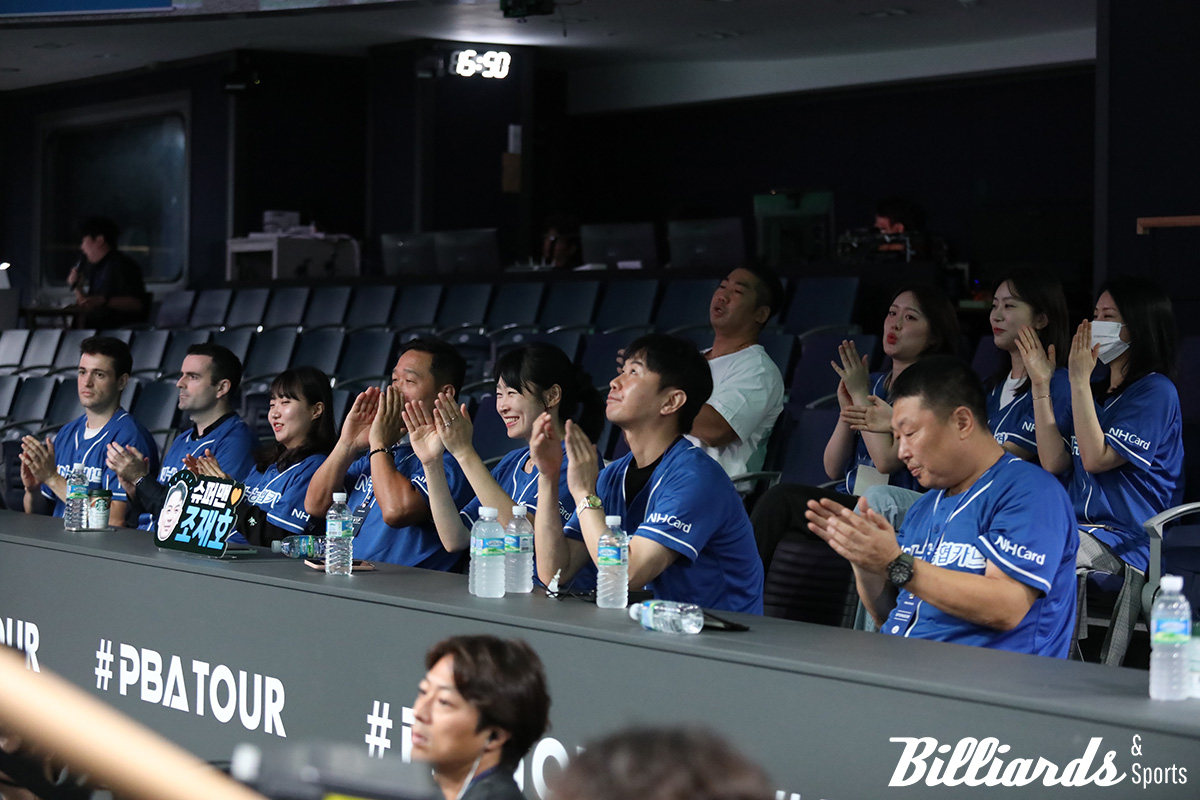 조재호를 응원하는 NH농협카드 선수단과 구단 관계자들.